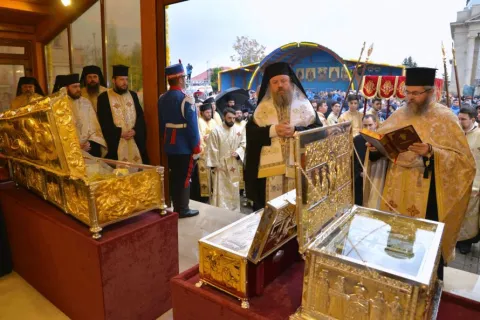 Moaștele Sfinților Dimitrie cel Nou și Nectarie au fost așezate spre închinare în baldachinul din apropierea Catedralei Patriarhale