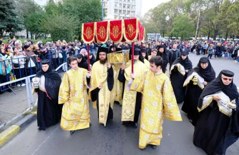 Mii de credincioși au participat la Procesiunea Calea Sfinților