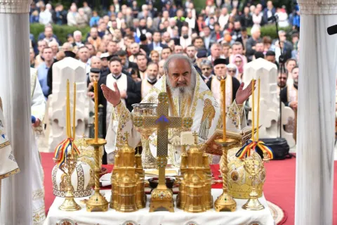 În timpul postului se diminuează cantitatea hranei materiale și sporește hrana spirituală – 11 cuvinte despre post ale Părintelui Patriarh Daniel