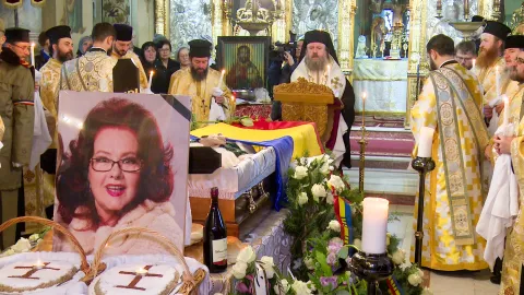 PS Timotei Prahoveanul a oficiat slujba de înmormântare a Stelei Popescu la Mănăstirea Cernica. Sute de persoane s-au rugat pentru sufletul artistei