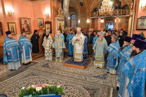 Prima slujire a unui Patriarh al României în mănăstirea Pokrovsky din Moscova | Patriarhul Daniel a oficiat Sfânta Liturghie