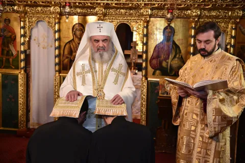 Hirotesii în Reşedinţa Patriarhală | Părintele Patriarh Daniel: Purtător de cruce este cineva care se osteneşte, crucea fiind expresia jertfelniciei