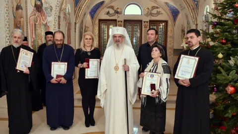 Recunoașterea meritelor în educația ortodoxă a tinerilor. Patriarhul Daniel a oferit distincții la Reședința Patriarhală