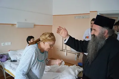 Ziua supraviețuitorului de cancer | Voluntarii Paraclisului CMN au oferit daruri pacienților de la Institutul Oncologic din București