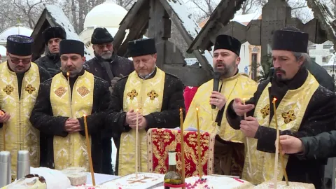 Au fost rostite rugăciuni pentru sufletul poetului Mihai Eminescu la mormântul său din Cimitirul Bellu