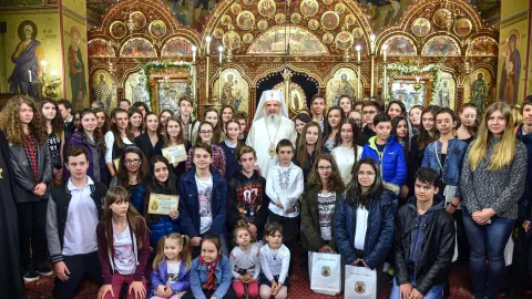 Părintele Patriarh Daniel: Este absolut necesară o lucrare pastoral-misionară a Bisericii mai intensă şi mai vastă de ascultare a tinerilor