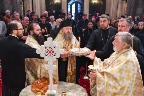 Catedrala Patriarhală | PS Timotei Prahoveanul a oficiat o slujbă de pomenire pentru poetul naţional Mihai Eminescu