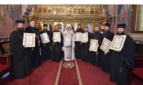 „O treaptă în plus, pentru o lucrare în plus” | Zece clerici au fost ridicați în rang de Părintele Patriarh