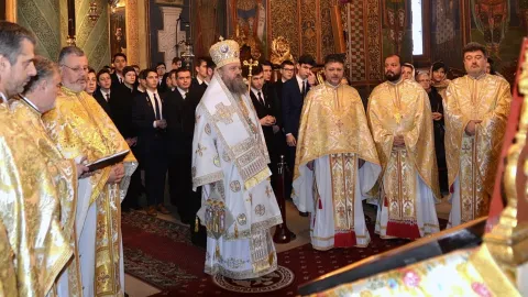 Hram la Seminarul din București. „Dragostea față de Dumnezeu” este cel mai important lucru de învățat din viața Sfântului Grigorie Teologul, potrivit PS Timotei Prahoveanul