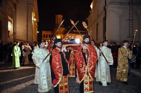 Moaştele Sfinţilor Trei Ierarhi vor fi purtate luni în procesiune, în jurul Catedralei Patriarhale