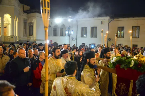 Rugăciune pentru Sfinţii Trei Ierarhi la Patriarhie. PS Varlaam Ploieşteanul a condus procesiunea cu sfintele lor moaşte