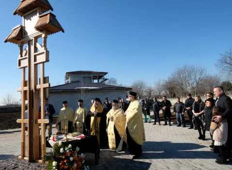 Piatră de temelie pentru capela cimitirului Străuleşti | Iubirea pentru cei adormiţi este mai tare decât moartea