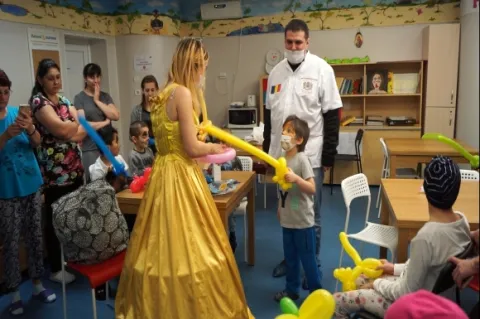 Voluntarii Paraclisului CMN au organizat un spectacol pentru copiii bolnavi de cancer