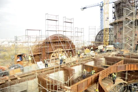 Patriarhia Română nu construiește „cartiere” rezidenţiale, ci lăcașuri de cult sau centre sociale şi culturale