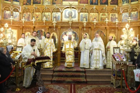 Fragmente din moaştele sfinţilor Nectarie, Petru şi Pavel aduse în Capitală | PS Timotei: „Sfintele moaşte ne ajută să parcurgem pustiul acestei lumi”