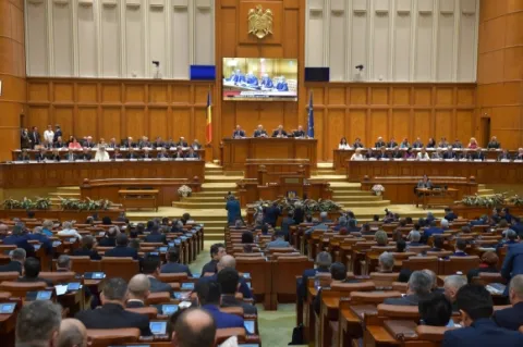 Patriarhul Daniel a participat la şedinţa solemnă a Camerelor reunite ale Parlamentului, dedicată aniversării Unirii Basarabiei cu România