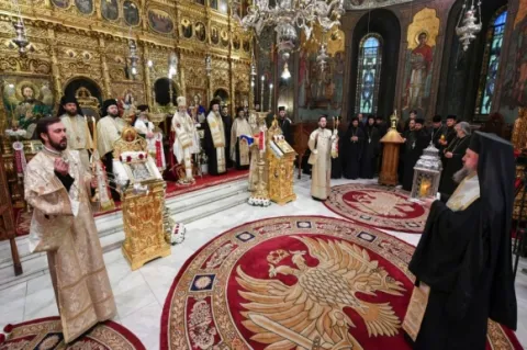 Sfânta Lumină întâmpinată de Patriarhul Daniel: „Este a zecea oară când primim acest mare dar”