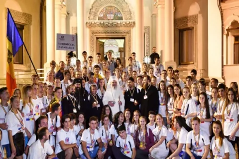 Aspirațiile spre bine și frumos ale tinerilor trebuie susținute de întreaga societate, spune Patriarhul Daniel