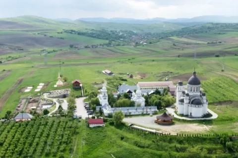 Patriarhul României despre mănăstirea Dumbrava: Unește în chip minunat grija faţă de sănătatea sufletească şi trupească a omului