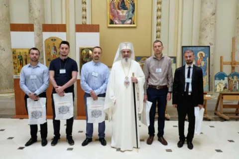 Prin iconografie trebuie să transmitem credinţa creştină – a spus Patriarhul Daniel tinerilor iconari