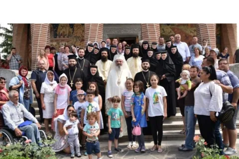 Părintele Patriarh Daniel transmite binecuvântări părinților și copiilor