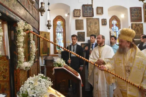 Episcopul Timotei Prahoveanul a resfinţit biserica Bucur Ciobanulv