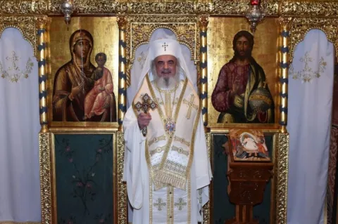În Duminica tânărului bogat, Patriarhul Daniel a evidenţiat că viaţa veşnică se dobândeşte prin milostenie