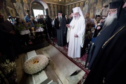 Patriarhul României a depus o coroană de flori la mormântul domnitorului Mircea cel Bătrân