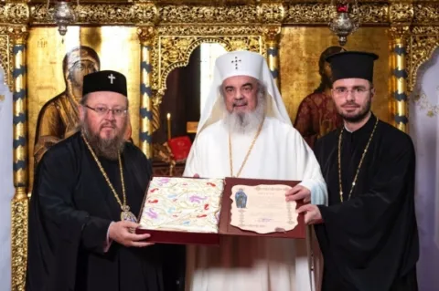 Patriarhul Daniel a oferit Patriarhiei Bulgariei un veşmânt al Sf. Cuv. Parascheva