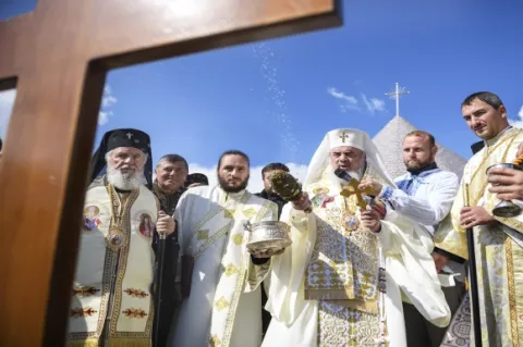 Patriarhul României a sfinţit piatra de temelie a viitoarei biserici de pe platoul Bucegi
