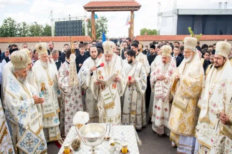 Biserica Voievodală a Mănăstirii Măxineni a fost sfinţită de Patriarhul Daniel