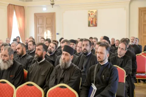 Colocvii: Preoți din Muntenia și Dobrogea își valorifică experiența și cunoștințele pentru obținerea gradului I clerical