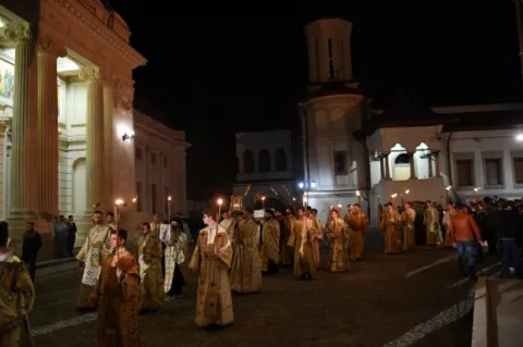 Veșmântul Sf. Parascheva a fost purtat în procesiune la Catedrala Patriarhală