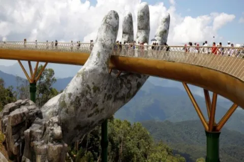 Arhiepiscopia Bucureștilor împreună cu Direcția Generală de Asistență Socială a Municipiului București vine în sprijinul persoanelor fără adăpost cu îmbrăcăminte și încălțăminte pentru iarnă