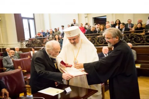 Patriarhul Daniel a oferit academicianului Dan Berindei „Ordinul Sf. Ioan Gură de Aur”