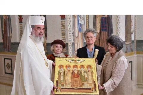 Patriarhul Daniel a primit o icoană cu cinci ierarhi români care au contribuit la conștiința unității naționale