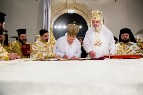 Eveniment istoric: Patriarhul Ecumenic şi Patriarhul României au sfinţit Catedrala Mântuirii Neamului