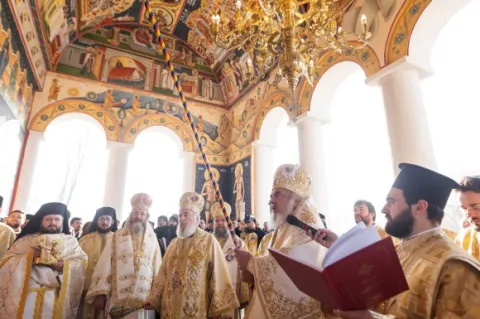 Patriarhul Daniel a oficiat slujba de sfințire a Bisericii Sf. Nicolae din ostrovul Mănăstirii Cernica