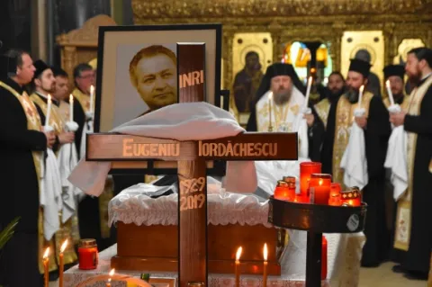 „Salvatorul de biserici” a fost condus pe ultimul drum de Episcopul vicar Timotei Prahoveanul
