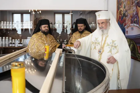 A început pregătirea Marelui Mir: Patriarhul României a sfinţit Mirostirionul