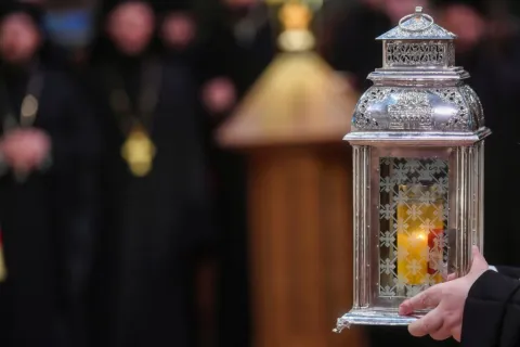 Sfânta Lumină de la Ierusalim va fi adusă în România de Sfintele Paști 