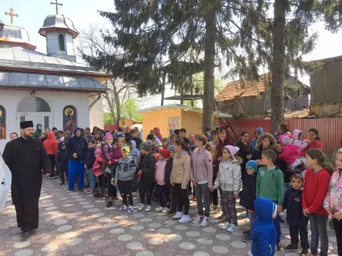 Zâmbete și bucurie în sufletele a zeci de copii din Zalhanaua şi Plopeni: au primit daruri de Sfintele Paşti
