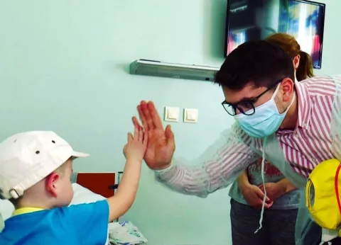 Voluntarii Paraclisului CMN au oferit daruri localnicilor din Sitaru şi copiilor de la Institutul Clinic Fundeni