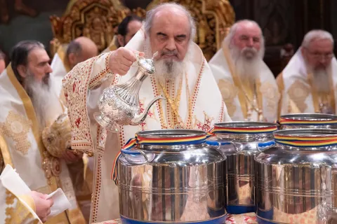Sfântul şi Marele Mir este temelia şi izvorul sfinţirii vieţii Bisericii, spune Patriarhul Daniel  