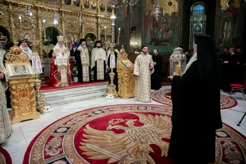 Patriarhul Daniel a întâmpinat Sfânta Lumină la Catedrala Patriarhală