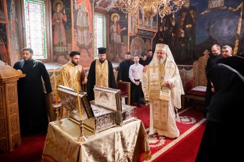 Patriarhul Daniel a sfinţit racle pentru sfinte moaşte aflate în patrimoniul Mănăstirii Suzana