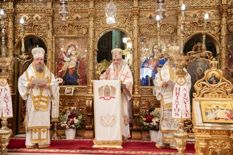 Pacea şi bucuria, două daruri mari care aduc fericirea în sufletul omului – Patriarhul Daniel la Vecernia din Duminica Paştilor