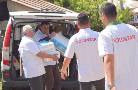 Voluntarii Paraclisului CMN au venit în ajutorul beneficiarilor Centrului de îngrijire şi recuperare din Singureni