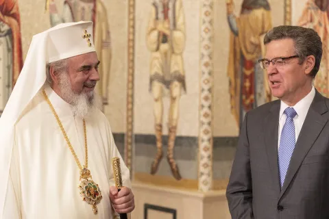 Patriarhul Daniel a primit vizita domnului Samuel Brownback, Ambasadorul american pentru libertate religioasă