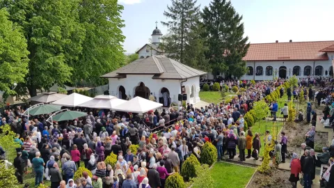 Sărbătoare la Ghighiu, Mănăstirea unde se află Icoana Maicii Domnului Siriaca și un izvor vindecător